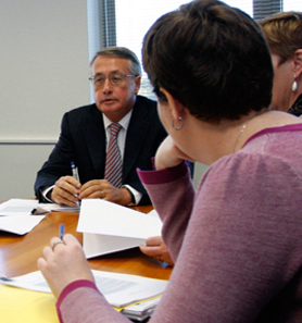 wayne swan 韦恩·斯旺在整理2012年的预算