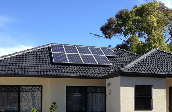 1.5kW Solar System on a roof 1.5千瓦的太阳能系统在一个屋顶