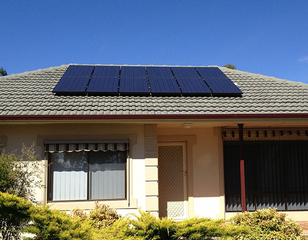 A 3kW solar system on a roof 屋顶上有一个3千瓦的太阳能系统