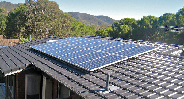 Solar PV panels installed on a roof 太阳能光伏面板安装在屋顶上