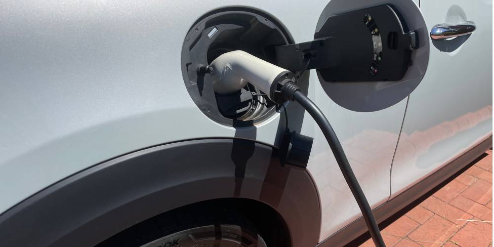 电动汽车充电器连接到汽车